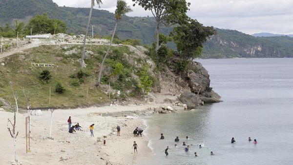 Sejumlah wisatawan mengunjungi objek wisata Pantai Tilalohe di Desa Biluhu Timur, Kabupaten Gorontalo, Gorontalo.