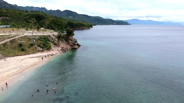 Foto udara objek wisata Pantai Tilalohe di Desa Biluhu Timur, Kabupaten Gorontalo, Gorontalo, Rabu (5/1/2022).