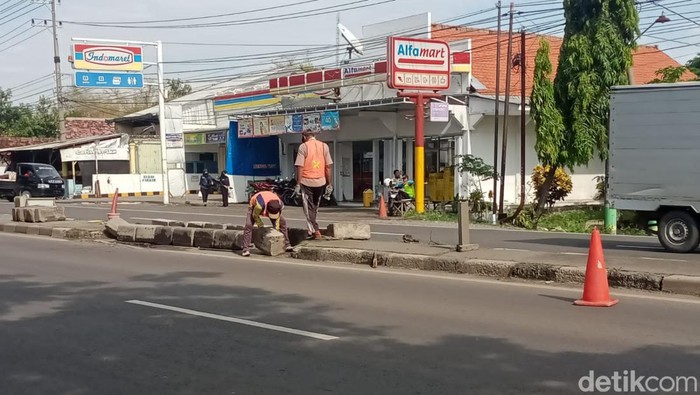 patahan median jalan di lamongan ditutup