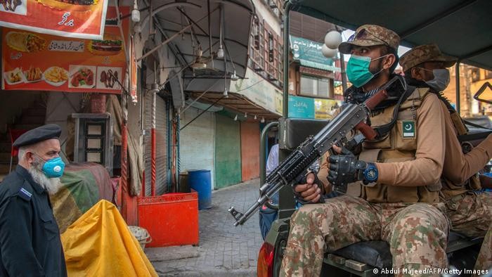 Patroli militer Pakistan di Peshawar (Abdul Majeed/AFP/Getty Images)