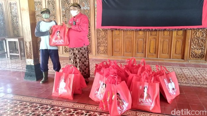 Pembagian paket beras bergambar Puan Maharani di Solo, Rabu (5/1/2022).