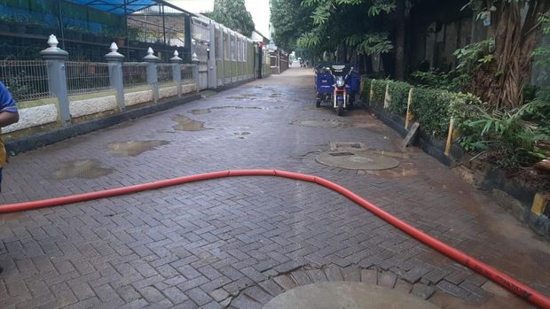 Pembersihan sisa galian sumur resapan di Salemba Jakarta Pusat.