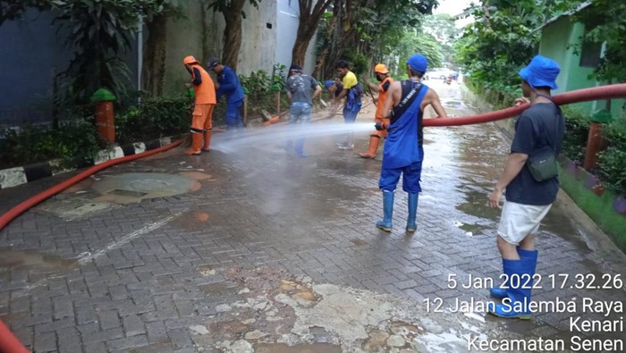 Pembersihan sisa galian sumur resapan di Salemba Jakarta Pusat.