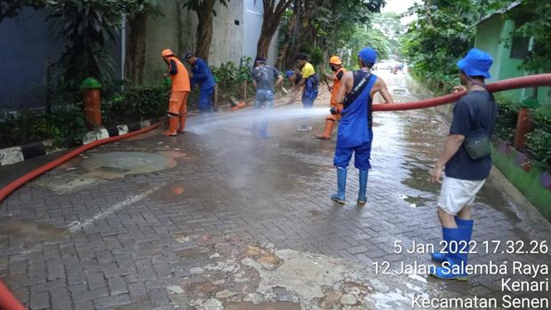 Pembersihan sisa galian sumur resapan di Salemba Jakarta Pusat.