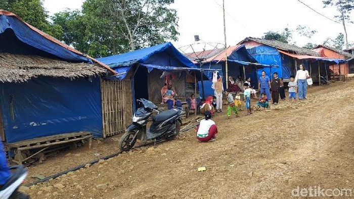 Penampakan hunian sementara warga Lebak Gedong, Kabupaten Lebak, Banten, Rabu (5/1/2022)