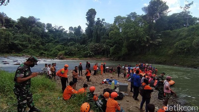 Operasi pencarian santri yang hanyut di Sungai Elo Magelang, Rabu (5/1/2022)