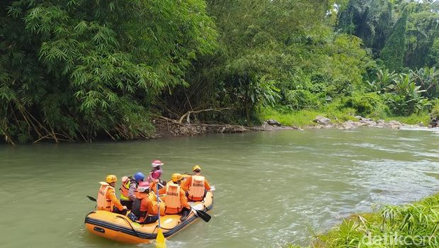 Operasi pencarian santri yang hanyut di Sungai Elo Magelang, Rabu (5/1/2022)