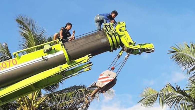 Perawatan crane tiga hari sekali untuk memastikan keamanan wahana baru Ngopi In The Sky di Teras Kaca Gunungkidul.