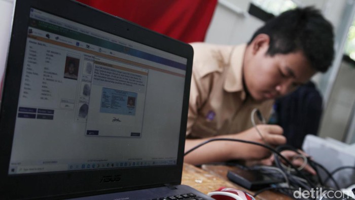 Perekaman KTP Elektonik Sasar Siswa SMA Jelang Persiapan Pilpres Sudin Dukcapil Jakarta tengah melakukan perekaman KTP Elektronik untuk siswa SMA. Sisten perekaman ini dilakukan dengan cara jemput bola.