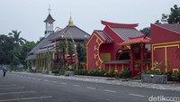 Uniknya keenam rumah ibadah dibangun dengan jarak yang berdekatan bahkan berdempetan.  