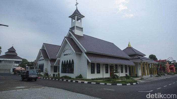 Kampus Ini Jadi yang Pertama Punya 6 Rumah Ibadah