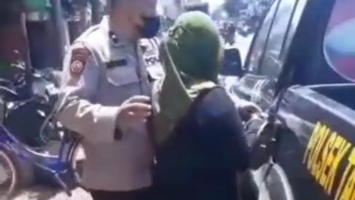 Hasil tangkapan layar dari video penangkapan emak-emak pengedar uang palsu yang viral di Instagram.