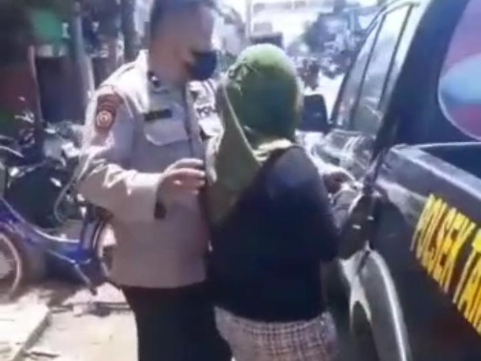 Hasil tangkapan layar dari video penangkapan emak-emak pengedar uang palsu yang viral di Instagram.
