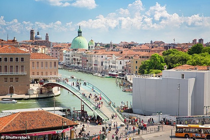 Jembatan ikonik di Venesia.