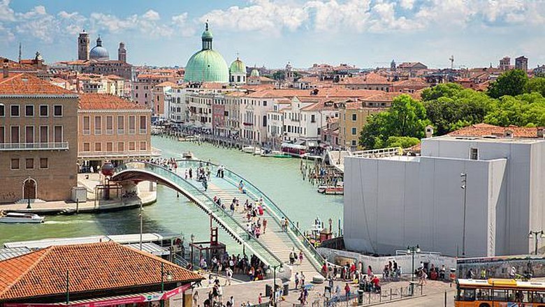 Ponte della Costituzione Jembatan ikonik di Venesia.