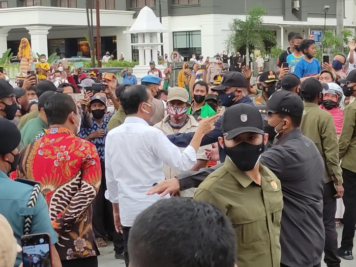 Presiden Jokowi meresmikan Pasar Johar dan membagikan sembako ke warga, Semarang, Rabu (5/1/2022).