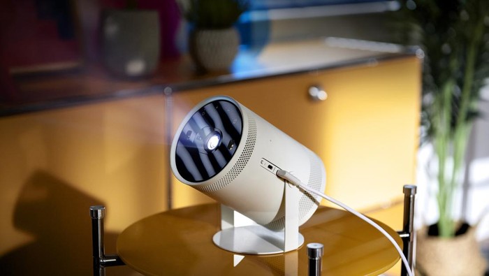 Proyektor The Freestyle dari Samsung diperkenalkan di event CES 2022