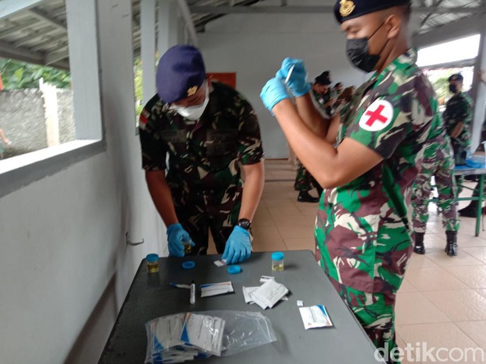 Ratusan personel Lantamal X Jayapura menjalani tes urine