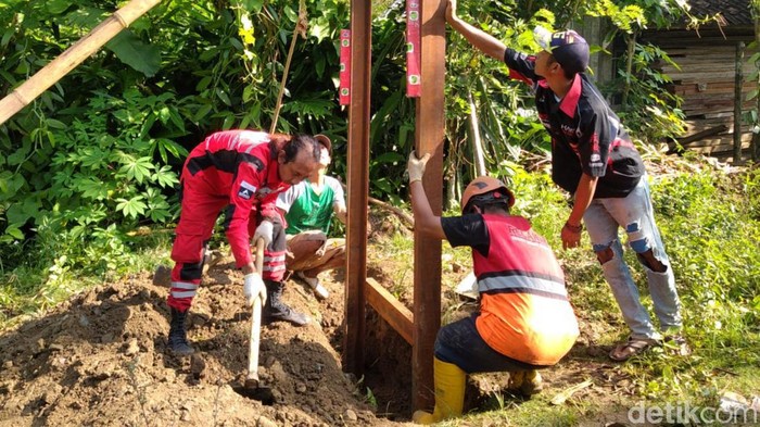 Relawan - offroader bangun jembatan di Nangela