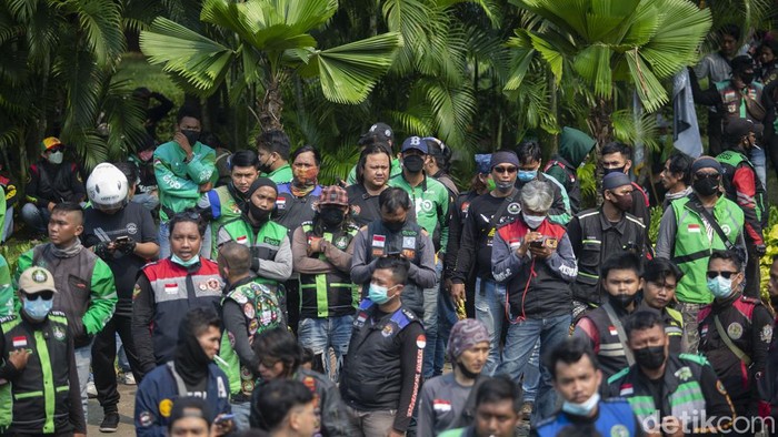 Ribuan Driver Ojol Curhat di Patung Kuda Ribuan ojek online (Ojol) dari seluruh Indonesia menggelar aksi di Patung Kuda Arjuna Wijaya, Jakarta Pusat.