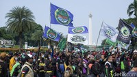 Pantauan di lokasi, massa aksi mulai berdatangan ke Patung Kuda pada pukul 12.47 WIB. Mereka juga tampak membawa beberapa atribut mulai dari bendera hingga spanduk, salah satunya bertuliskan Profesi Ojek Online Bukan Anak Haram.
