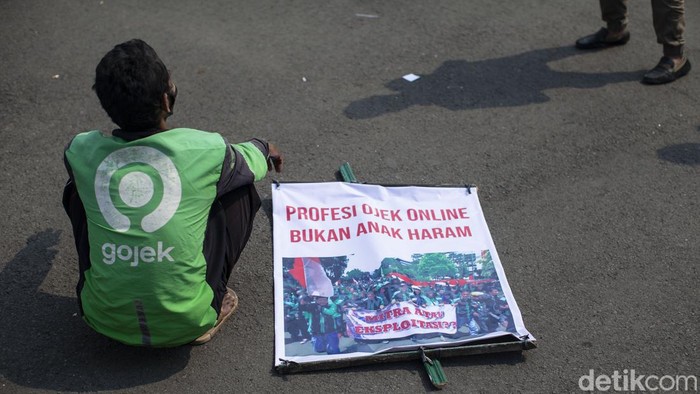Ribuan ojek online (Ojol) dari seluruh Indonesia menggelar aksi di Patung Kuda Arjuna Wijaya, Jakarta Pusat.