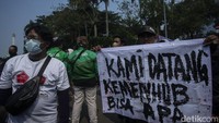 Hingga saat ini, kondisi lalu lintas di lokasi demo masih terpantau ramai lancar. Belum terlihat adanya penutupan jalan. Beberapa petugas kepolisian juga siaga di lokasi. Tampak dua kendaraan taktis (rantis) polisi sudah terparkir di bahu jalan Medan Merdeka Barat.