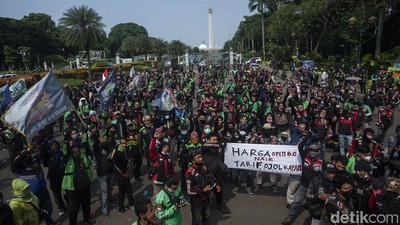 Ribuan Driver Ojol Curhat di Patung Kuda