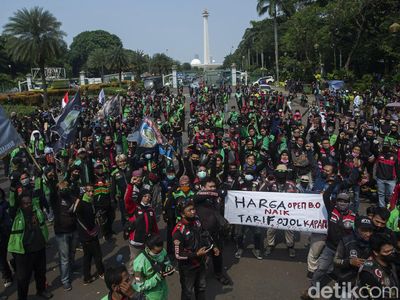 Ribuan Driver Ojol Curhat di Patung Kuda