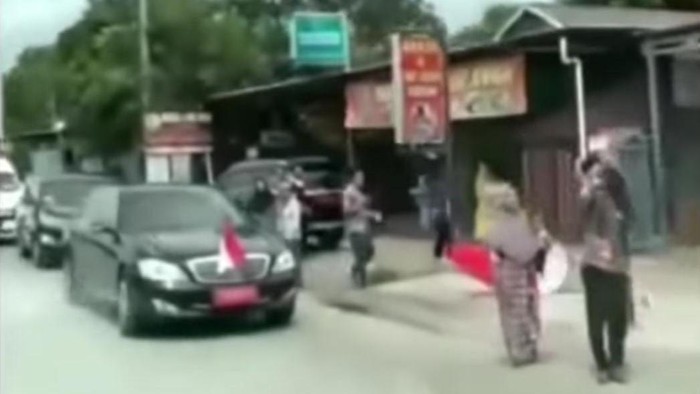 Rombongan Jokowi beri jalan untuk ambulans di Jateng