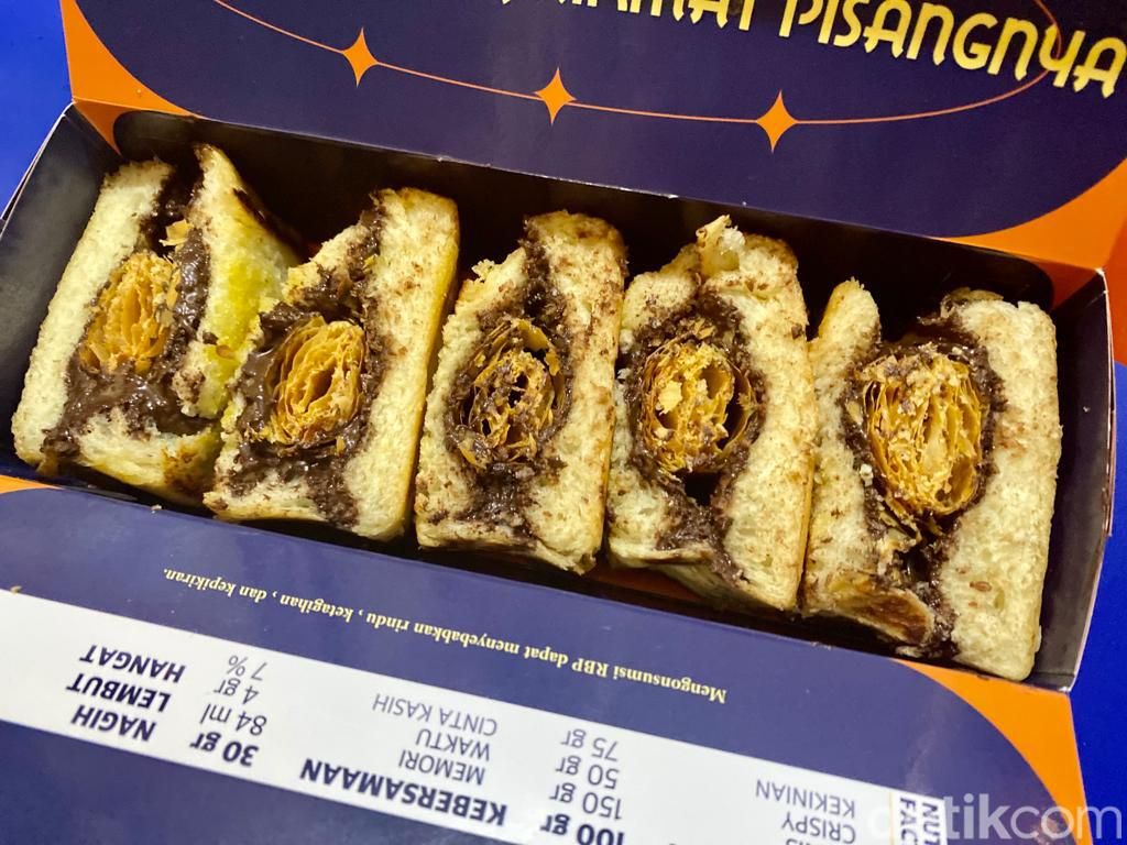 Roti Bakar Pisang Santa: Krenyes Roti Bakar Bandung Kekinian Isi Puff Pastry