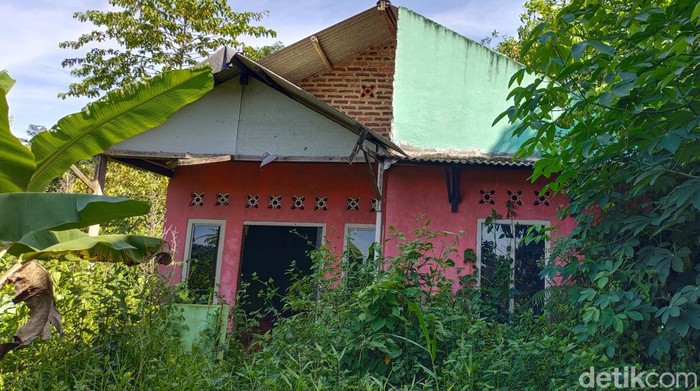 Rumah korban bencana banjir bandang dan longsor di Lebak.