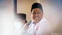 Komedian Sunarji alias Narji Cagur resmi mendaftarkan diri sebagai bakal calon legislatif (caleg) dari Partai Keadilan Sejahtera (PKS). Andhika Prasetia/detikcom  
