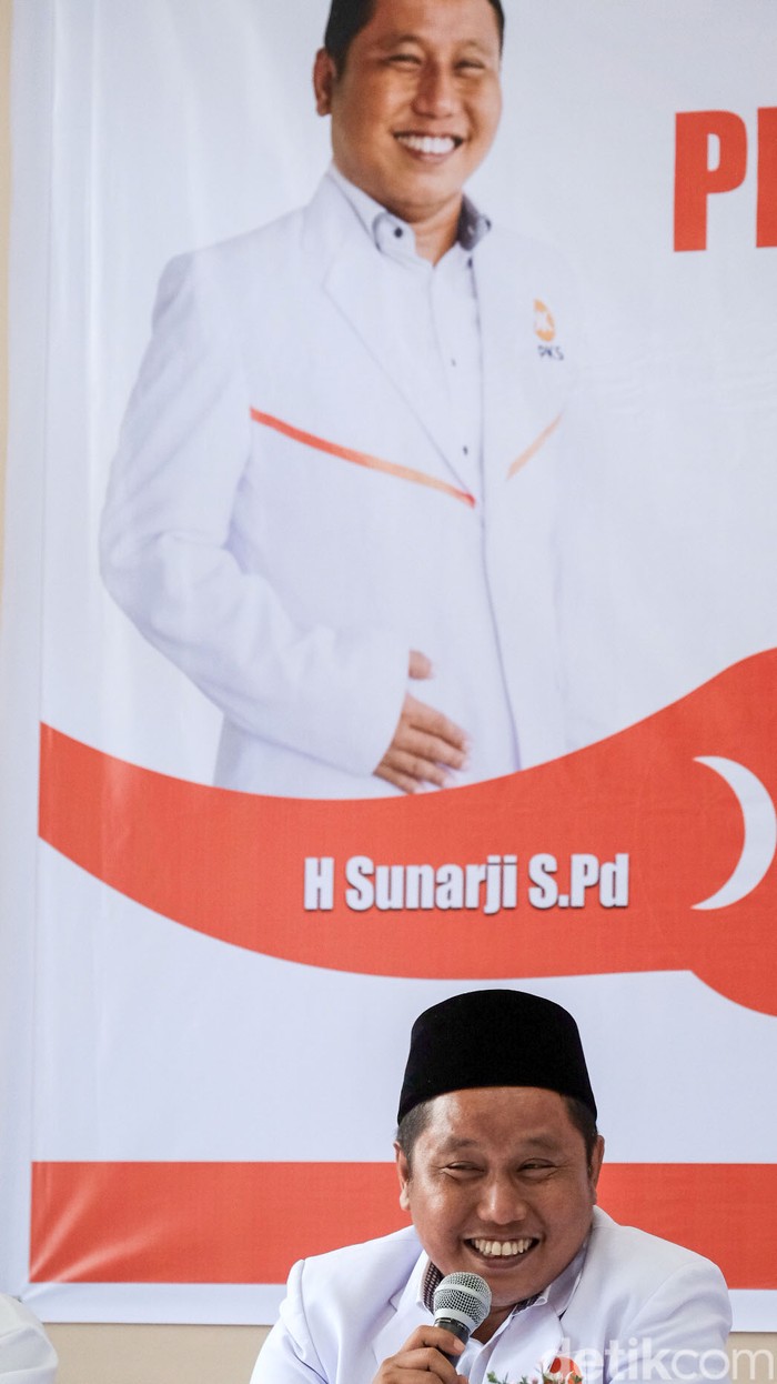 Senyum Narji Eks Cagur Usai Gabung PKS Sunarji alias Narji eks Cagur berkecimpung di dunia politik. Narji kini bergabung ke Partai Keadilan Sejahtera (PKS).