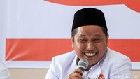 Narji lebih banyak tersenyum pada acara ini. 