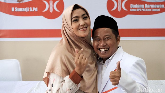 Senyum Narji Eks Cagur Usai Gabung PKS Sunarji alias Narji eks Cagur berkecimpung di dunia politik. Narji kini bergabung ke Partai Keadilan Sejahtera (PKS).