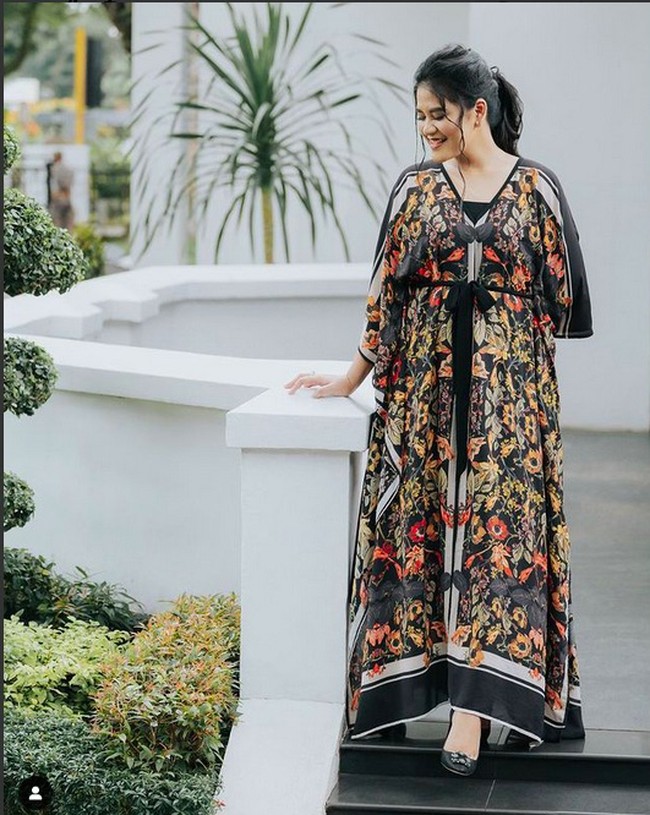 Tak hanya Valentino, sepatu keluaran Manolo Blahnik juga menjadi favorit istri Wali Kota Medan Bobby Nasution. Kahiyang Ayu pernah terlihat memakai Hangisi Black Satin Jewel Buckle Pumps yang harganya berkisar Rp 10-15 juta. (Foto: Instagram/@ayangkahiyang)