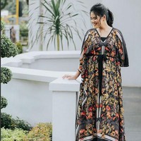 Tak hanya Valentino, sepatu keluaran Manolo Blahnik juga menjadi favorit istri Wali Kota Medan Bobby Nasution. Kahiyang Ayu pernah terlihat memakai Hangisi Black Satin Jewel Buckle Pumps yang harganya berkisar Rp 10-15 juta. (Foto: Instagram/@ayangkahiyang)