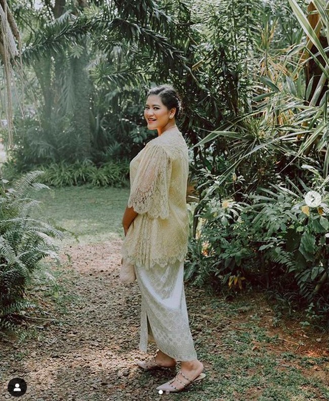 eperti busana, urusan sepatu juga harus maksimal bagi Kahiyang Ayu. Sejumlah alas kaki branded pun menjadi andalannya baik untuk pakaian formal maupun kasual. Seperti heels keluaran Valentino ini yang dipadukan dengan kebaya. Ia memakai Rockstud Patent-Leather Mule seharga 650 euro atau sekitar Rp 10,5 juta. (Foto: Instagram/@ayangkahiyang)