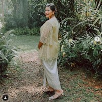 eperti busana, urusan sepatu juga harus maksimal bagi Kahiyang Ayu. Sejumlah alas kaki branded pun menjadi andalannya baik untuk pakaian formal maupun kasual. Seperti heels keluaran Valentino ini yang dipadukan dengan kebaya. Ia memakai Rockstud Patent-Leather Mule seharga 650 euro atau sekitar Rp 10,5 juta. (Foto: Instagram/@ayangkahiyang)