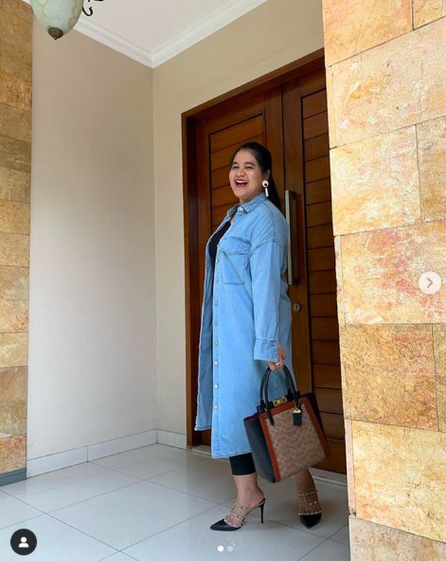 Ia juga memiliki versi yang berwarna hitam dengan hak yang lebih tinggi. Heels yang menemani gaya casual-preppy ini disebut-sebut mencapai Rp 15 juta. (Foto: Instagram/@ayangkahiyang)