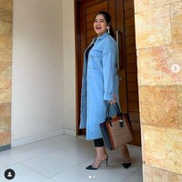 Ia juga memiliki versi yang berwarna hitam dengan hak yang lebih tinggi. Heels yang menemani gaya casual-preppy ini disebut-sebut mencapai Rp 15 juta. (Foto: Instagram/@ayangkahiyang)