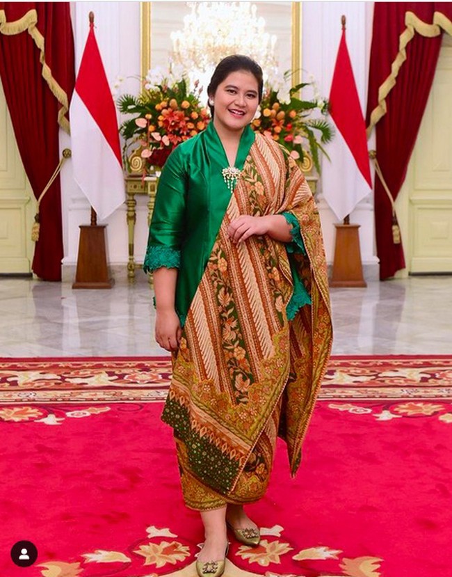 Tak hanya itu, ibu dua anak ini juga mengoleksi seri flat dari Manolo Blahnik. Salah satunya Manolo Blahnik Green Satin Hangisi Crystal Embellished Ballet Flats yang menyempurnakan gayanya dalam balutan kebaya ini. Harganya US$ 625 atau sekitar Rp 9 juta. (Foto: Instagram/@ayangkahiyang)