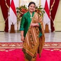 Tak hanya itu, ibu dua anak ini juga mengoleksi seri flat dari Manolo Blahnik. Salah satunya Manolo Blahnik Green Satin Hangisi Crystal Embellished Ballet Flats yang menyempurnakan gayanya dalam balutan kebaya ini. Harganya US$ 625 atau sekitar Rp 9 juta. (Foto: Instagram/@ayangkahiyang)