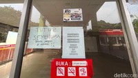 Tutupnya gerai tersebut diakibatkan karena sepinya pengunjung. 