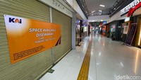 Begini penampakan salah satu kios yang tutup sementara di Stasiun Gambir, Jakarta.
