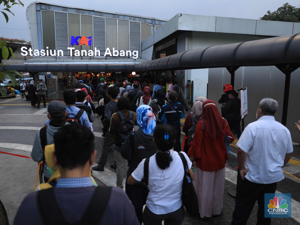 Sejumlah stasiun kereta rel listrik (KRL) Commuter Line tampak ramai dengan penumpang seiring penerapan 100 persen kapasitas dan Pemberlakuan Pembatasan Kegiatan Masyarakat (PPKM) level 2 di Jakarta. Berdasarkan pantauan CNBC Indonesia.com, Rabu (5/12) pukul 18.00 WIB, KRL jurusan TNn Abang-Serpong maupun Tn Abang-Bogor terisi hampir penuh ketika tiba di Stasiun Tn Abang. Dengan kapasitas gerbong yang kini dapat menampung hingga 100 persen, warga tampak berdiri berdesakan saat menunggu kereta. Pengguna KRL sulit menjaga. Beberapa calon penumpang yang mendapati KRL yang datang sudah penuh, tampak ragu-ragu untuk naik. Sebagian akhirnya memutuskan menunggu kereta berikutnya. Seperti diketahui Jakarta PPKM level 2 berlaku mulai hari ini (4/1). Pemerintah kembali memperpanjang aturan Pemberlakuan Pembatasan Kegiatan Masyarakat (PPKM) di Jawa Bali selama 2 pekan. (CNBC Indonesia/ Muhammad Sabki)