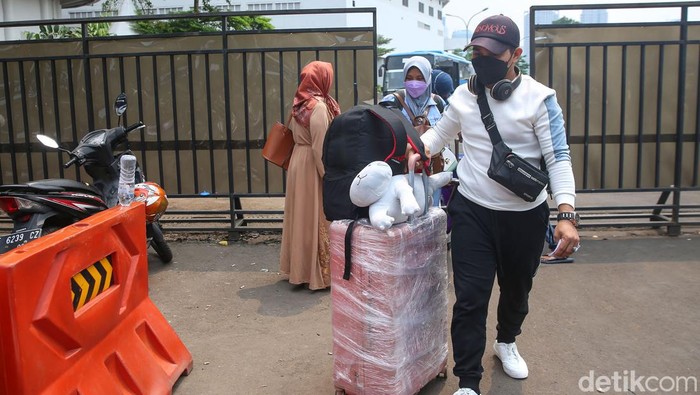 Masa karantina pelaku perjalanan luar negeri di Indonesia berganti. Keputusan ini disampaikan menteri setelah rapat terbatas.