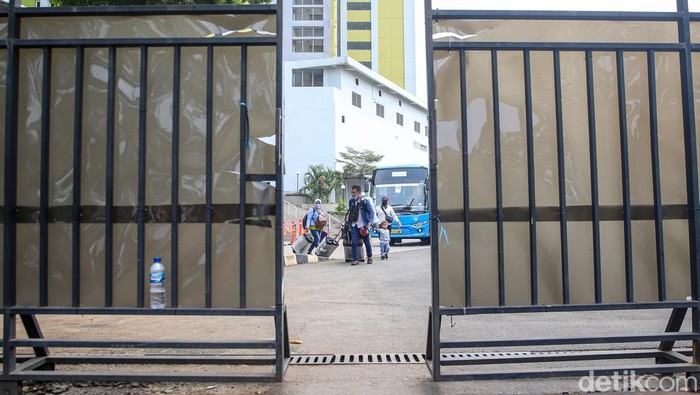 Suasana Rusun Pasar Rumput Usai Masa Karantina Jadi 10 Hari Masa karantina pelaku perjalanan luar negeri di Indonesia berganti. Keputusan ini disampaikan menteri setelah rapat terbatas.