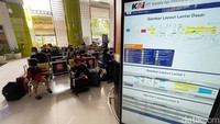 Penumpang kereta terlihat ramai saat DKI Jakarta kembali menerapkan Pemberlakuan Pembatasan Kegiatan Masyarakat (PPKM) level 2. 